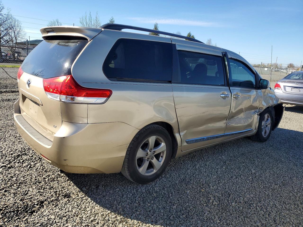 2013 TOYOTA SIENNA LE 8-PASSENGER photo 3