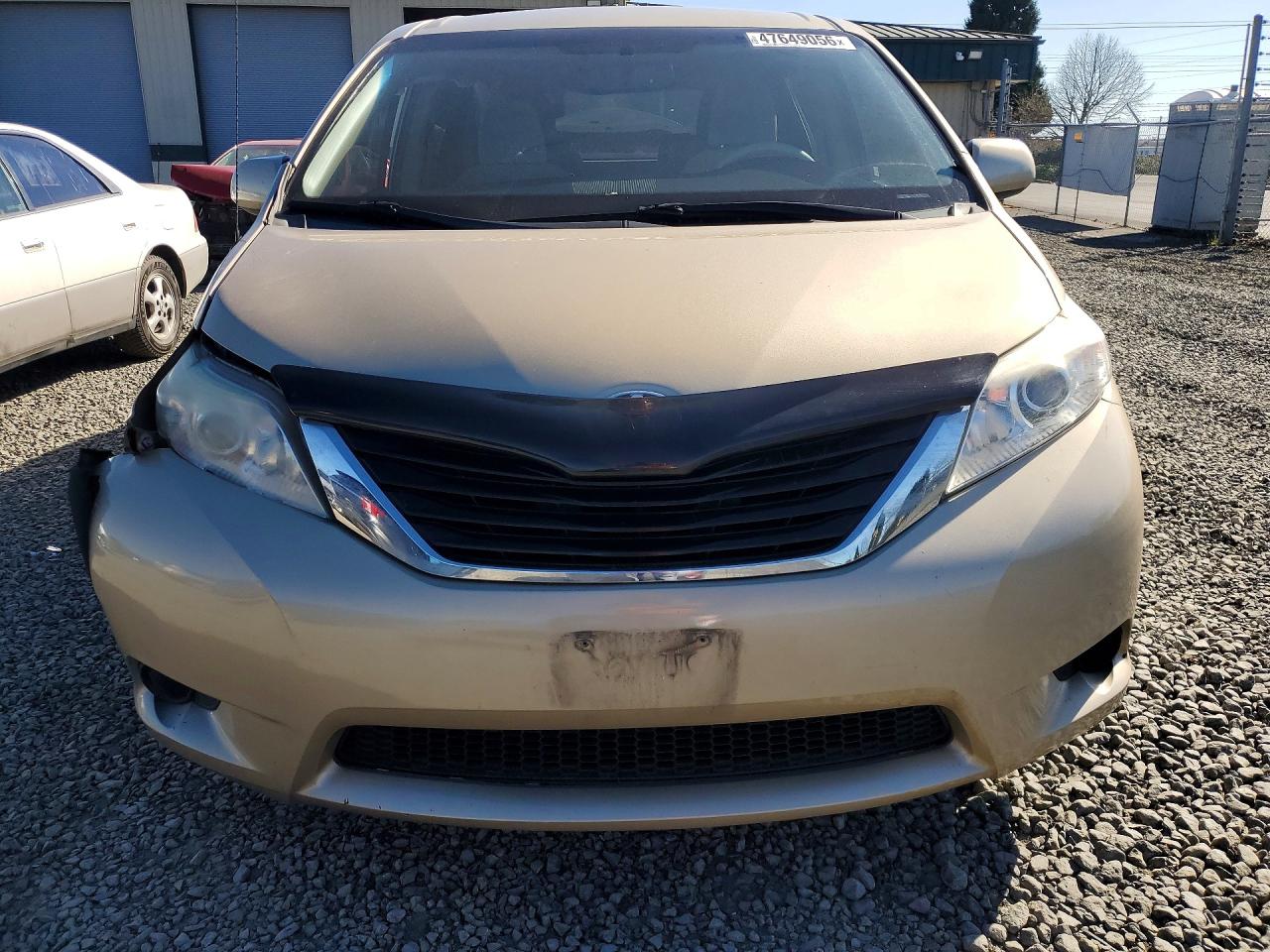 2013 TOYOTA SIENNA LE 8-PASSENGER photo 5
