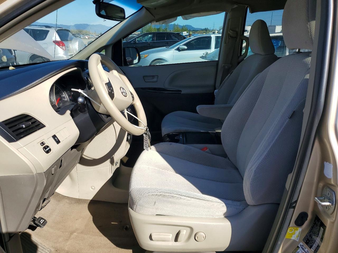 2013 TOYOTA SIENNA LE 8-PASSENGER photo 7