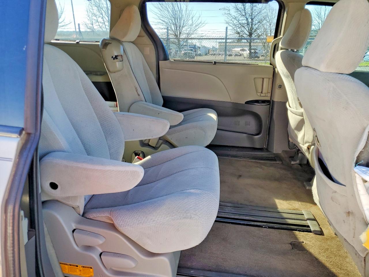 2013 TOYOTA SIENNA LE 8-PASSENGER photo 11