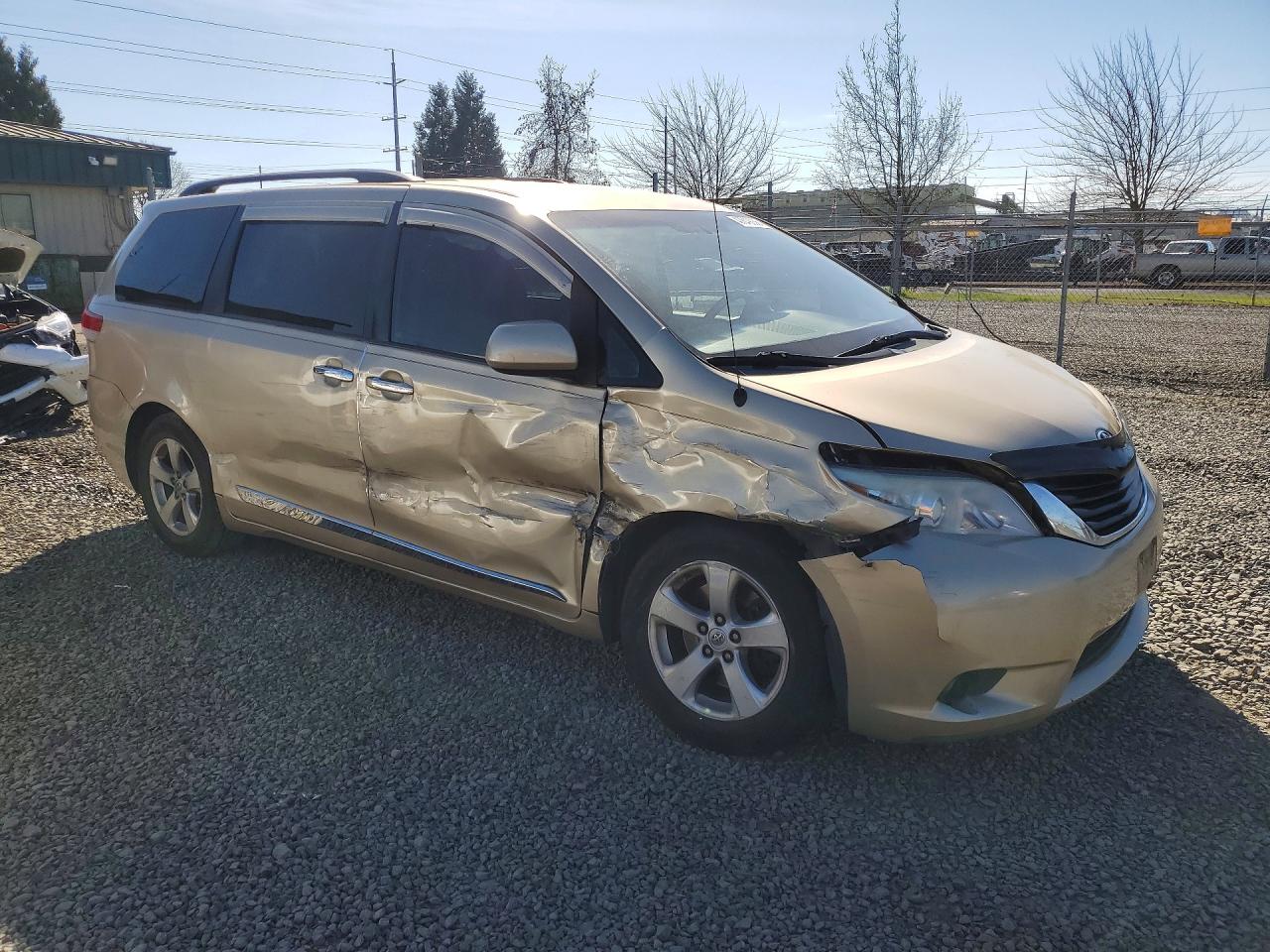 2013 TOYOTA SIENNA LE 8-PASSENGER photo 4