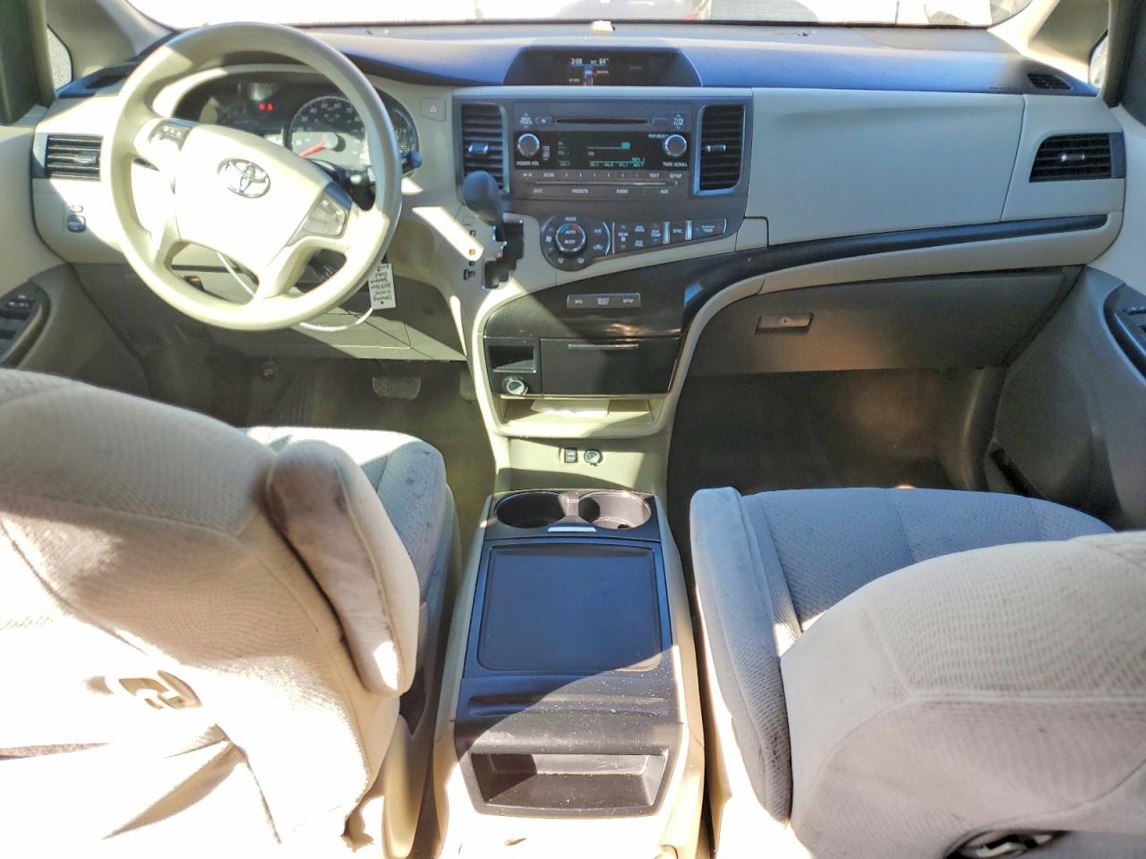 2013 TOYOTA SIENNA LE 8-PASSENGER photo 8