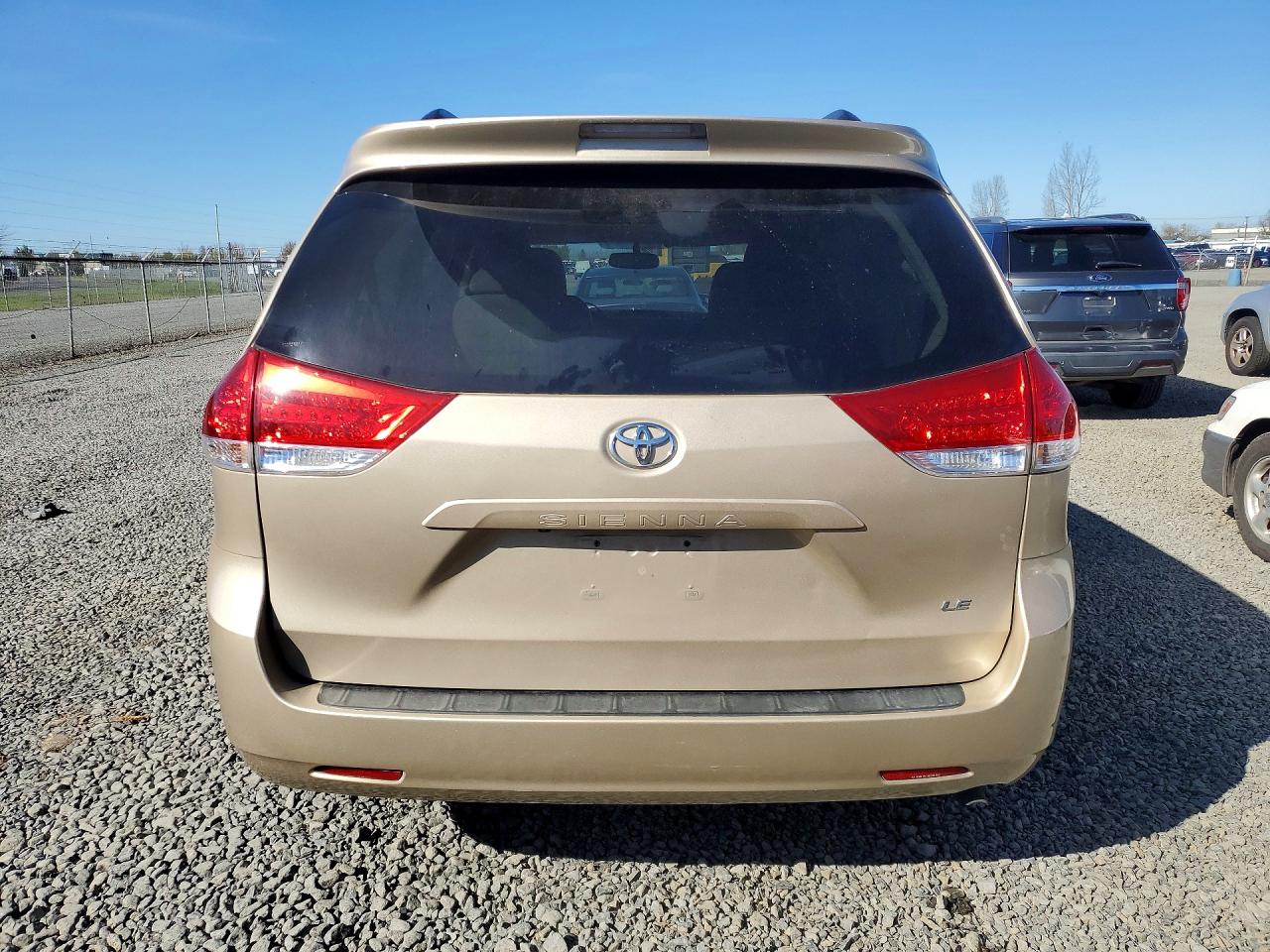 2013 TOYOTA SIENNA LE 8-PASSENGER photo 6