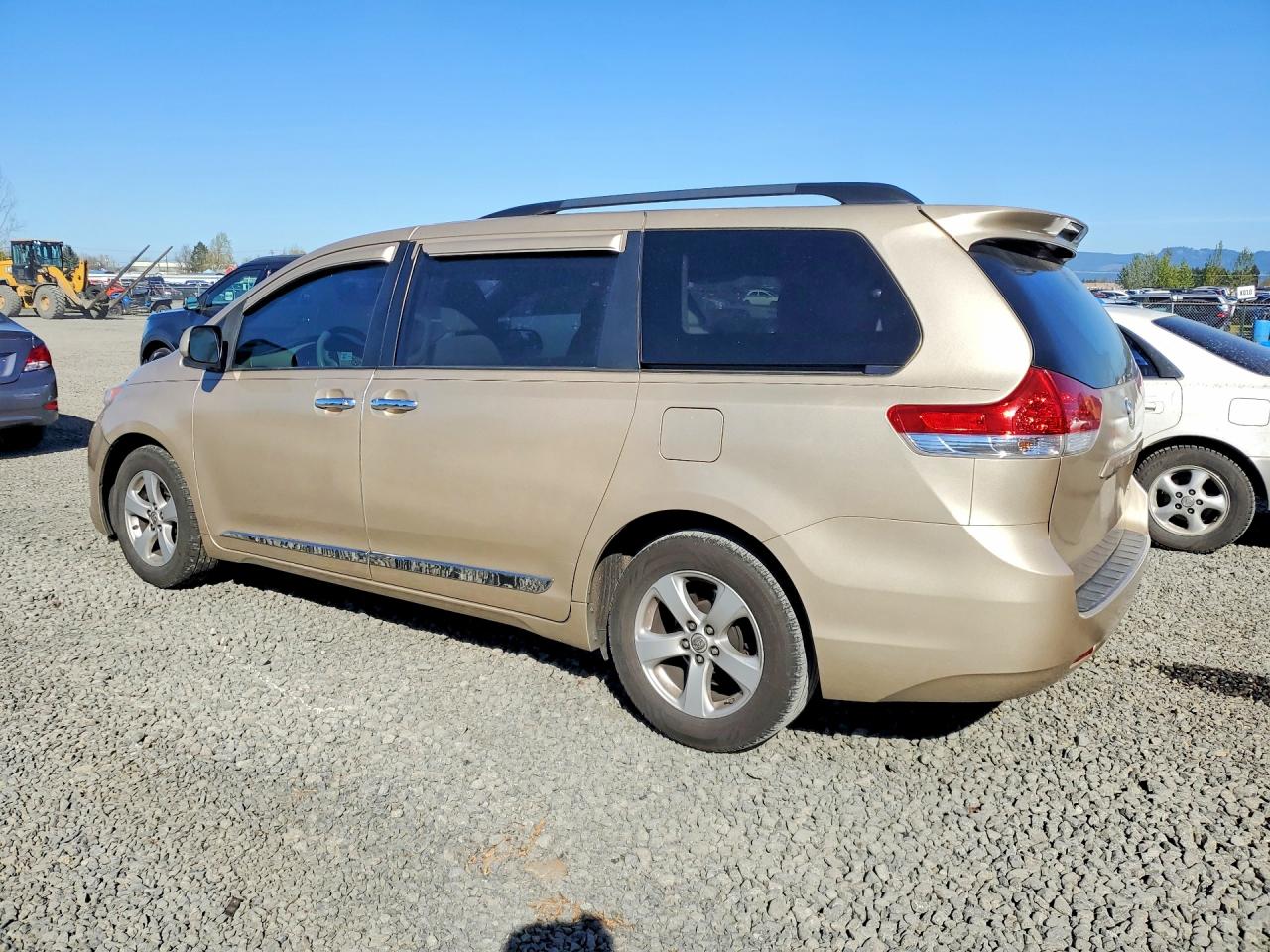 2013 TOYOTA SIENNA LE 8-PASSENGER photo 2