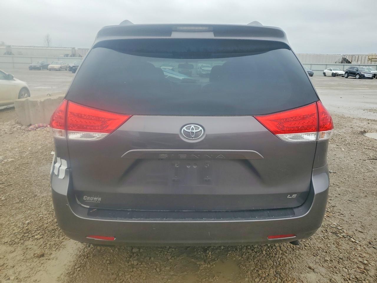 2013 TOYOTA SIENNA LE 8-PASSENGER photo 6