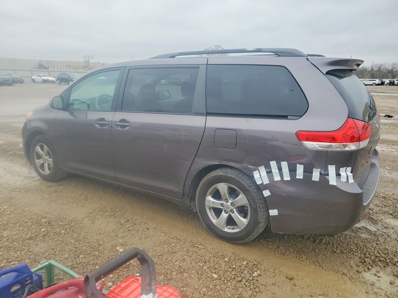 2013 TOYOTA SIENNA LE 8-PASSENGER photo 2
