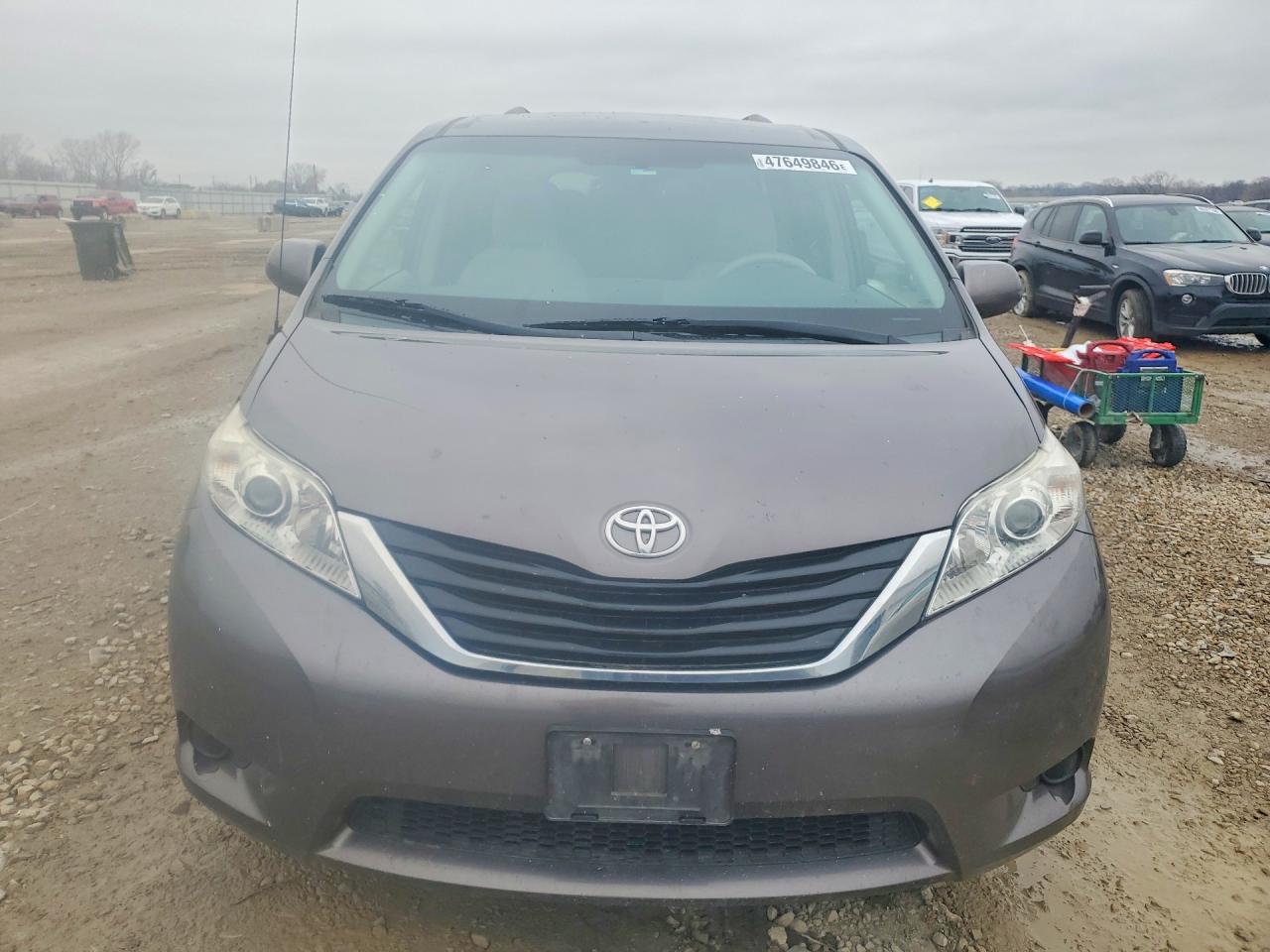 2013 TOYOTA SIENNA LE 8-PASSENGER photo 5