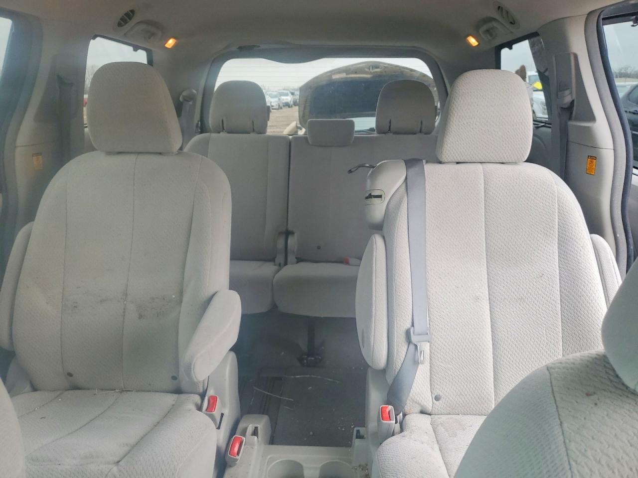 2013 TOYOTA SIENNA LE 8-PASSENGER photo 10
