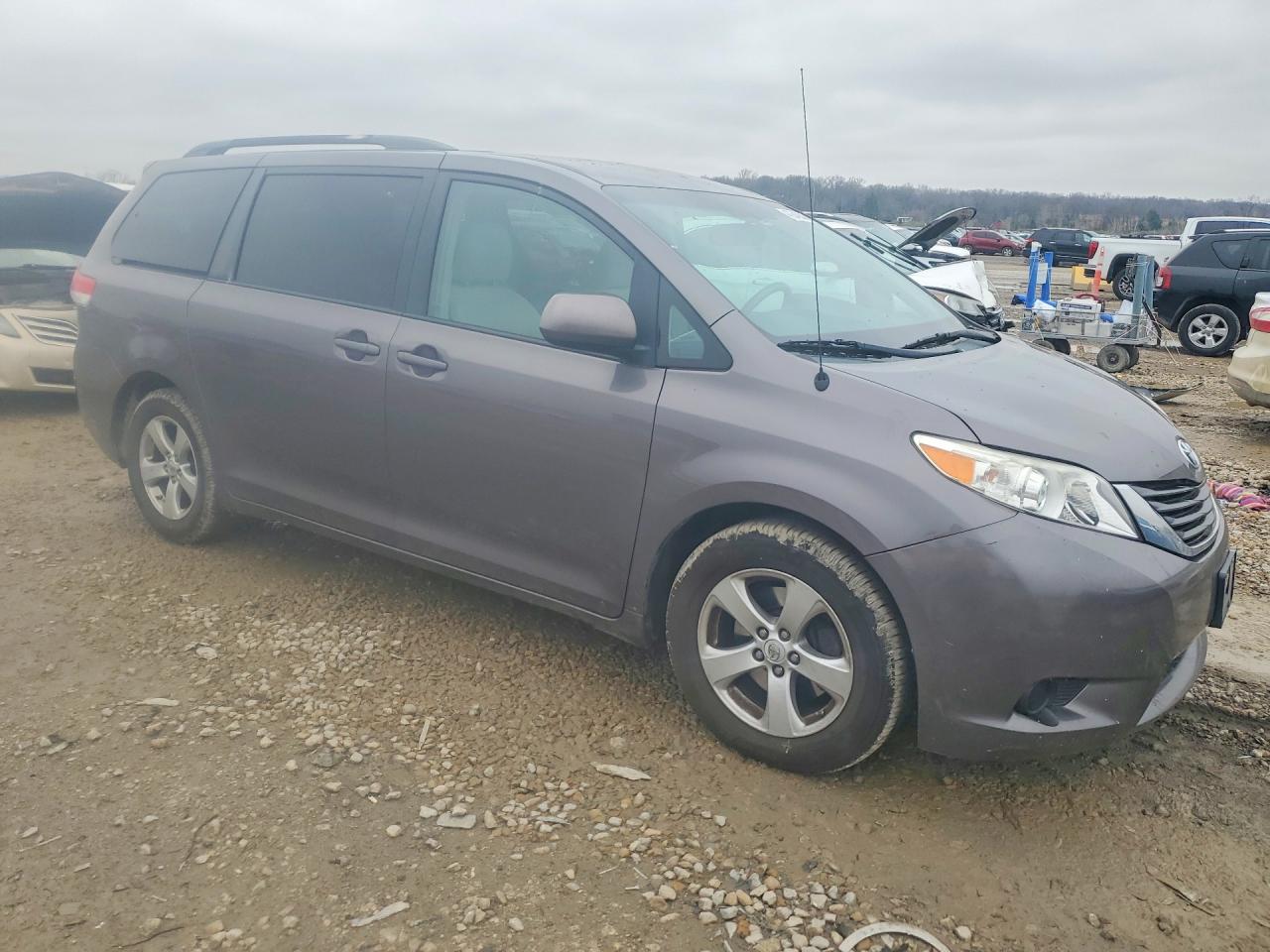 2013 TOYOTA SIENNA LE 8-PASSENGER photo 4