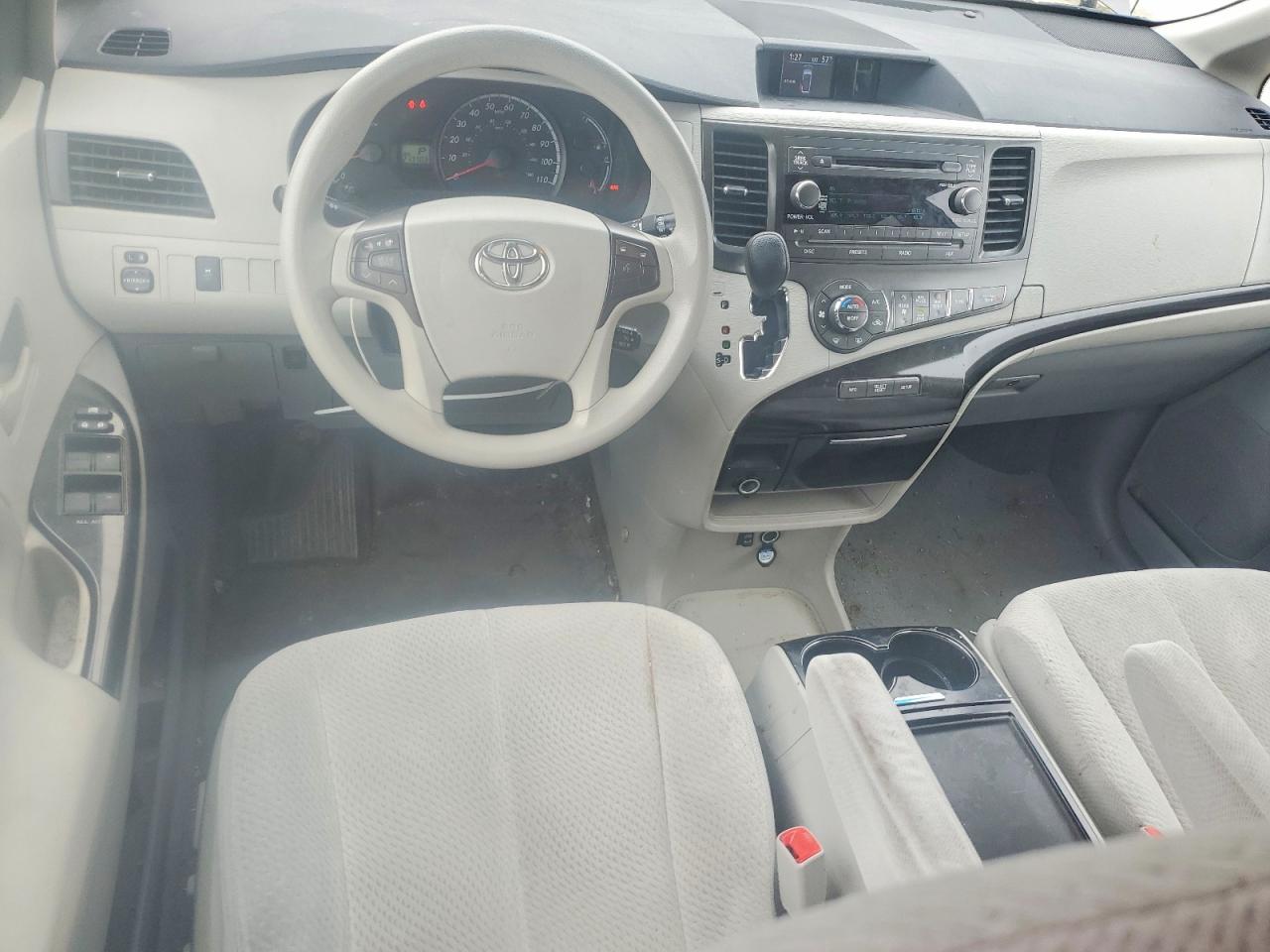 2013 TOYOTA SIENNA LE 8-PASSENGER photo 8