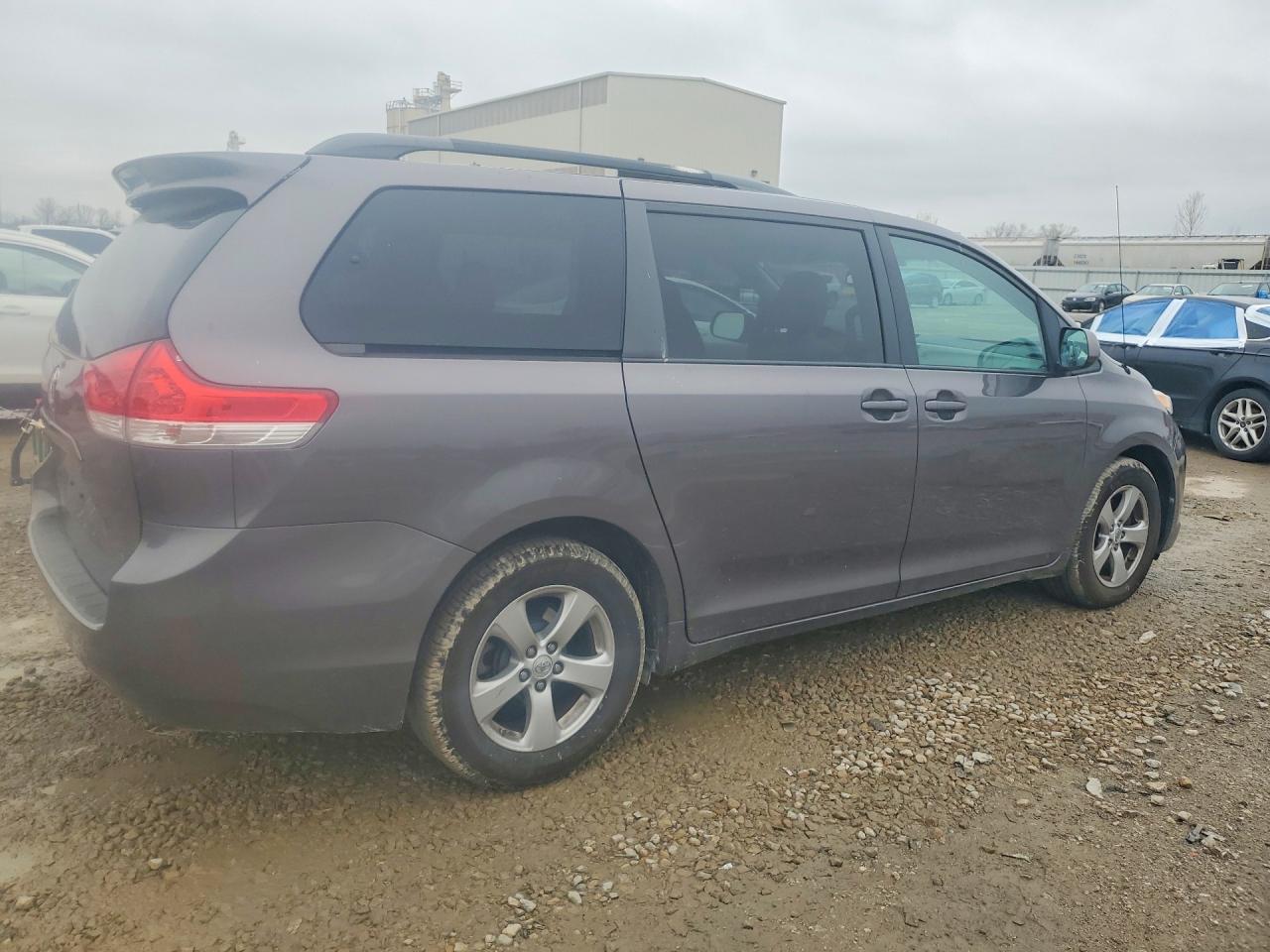 2013 TOYOTA SIENNA LE 8-PASSENGER photo 3