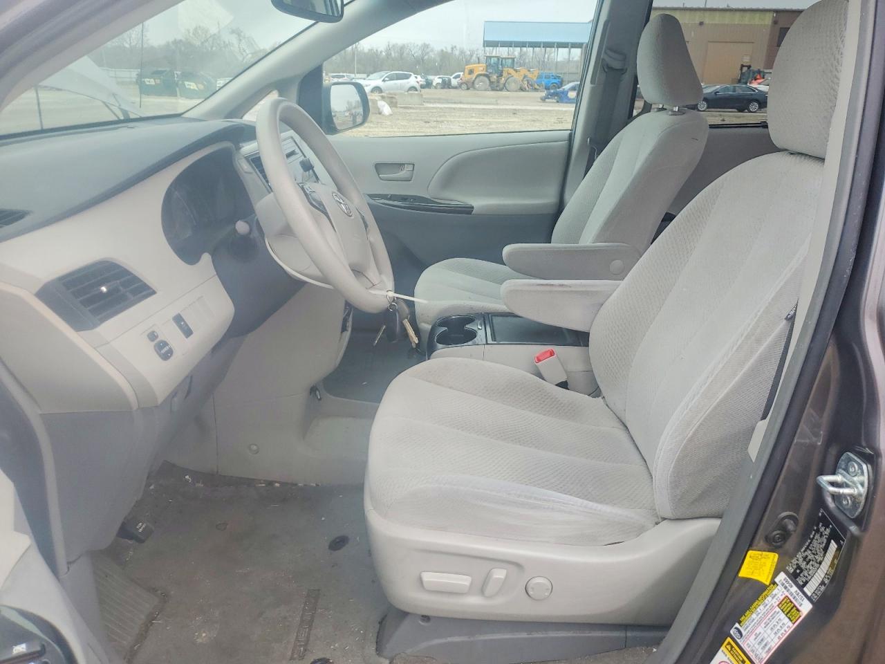 2013 TOYOTA SIENNA LE 8-PASSENGER photo 7