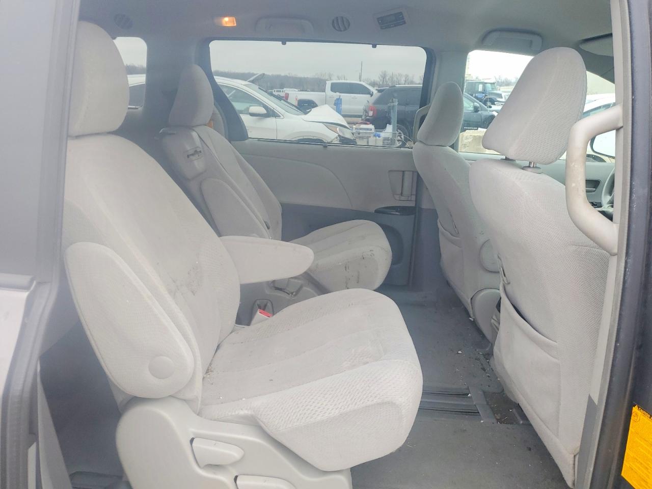 2013 TOYOTA SIENNA LE 8-PASSENGER photo 11