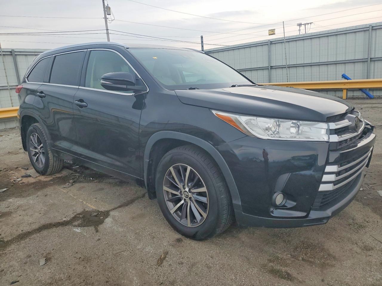 2018 TOYOTA HIGHLANDER XLE photo 10