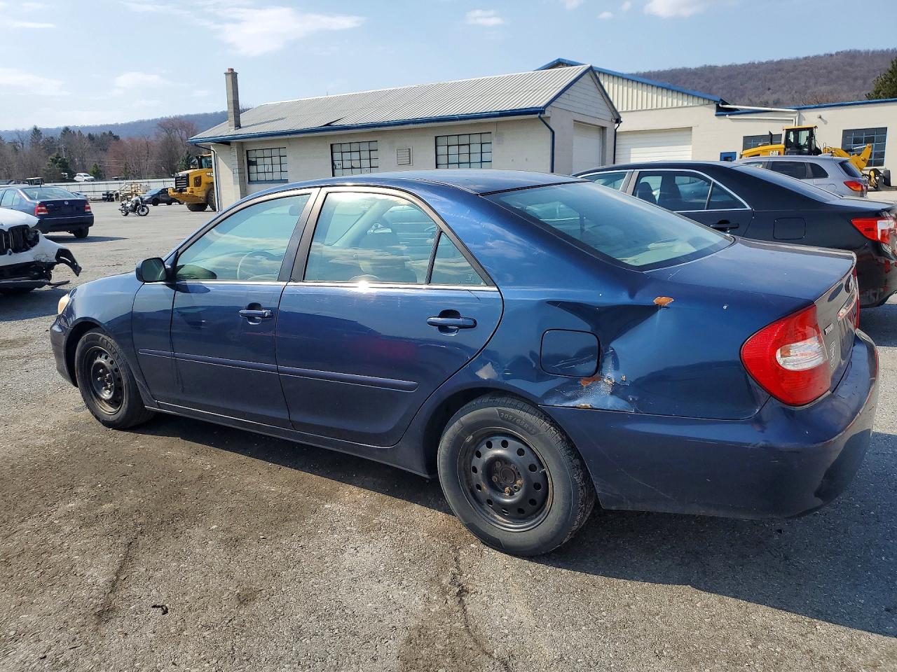 2004 TOYOTA CAMRY LE photo 2