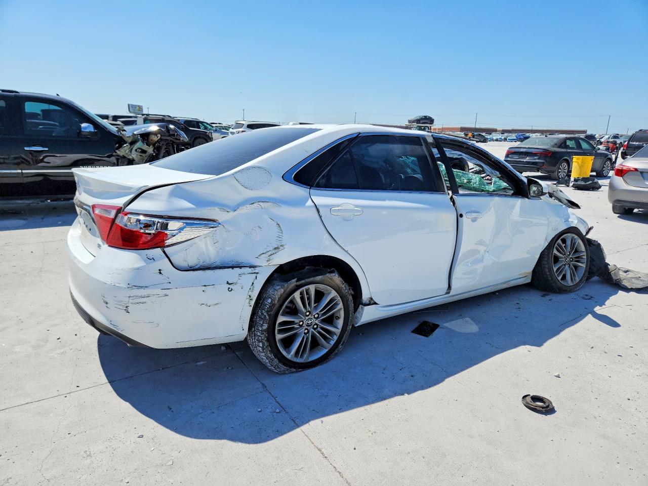 2017 TOYOTA CAMRY SE photo 5