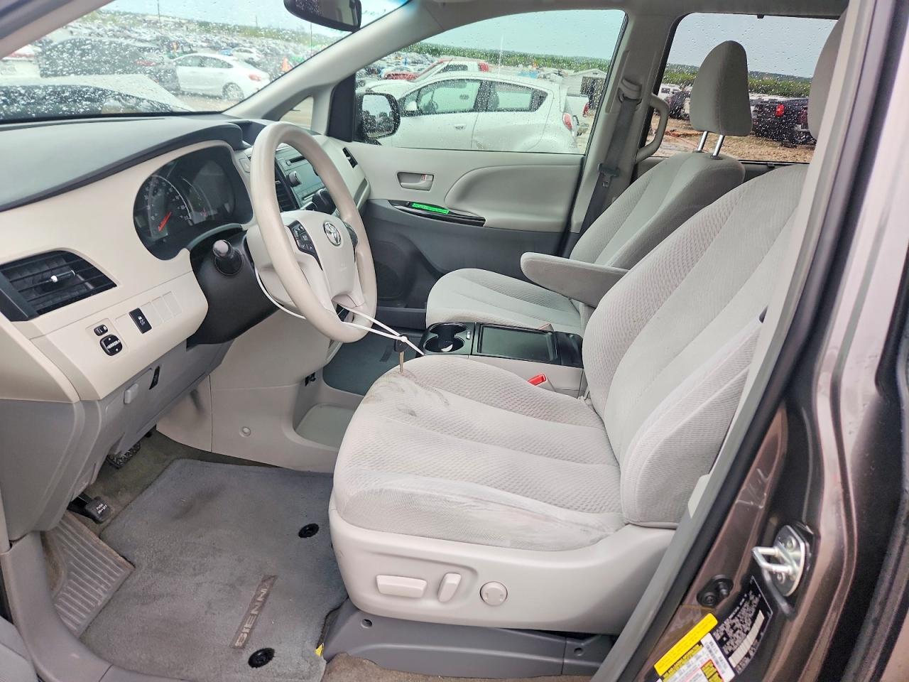 2013 TOYOTA SIENNA LE 8-PASSENGER photo 13