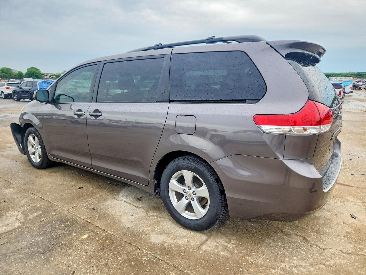 2013 TOYOTA SIENNA LE 8-PASSENGER photo 3