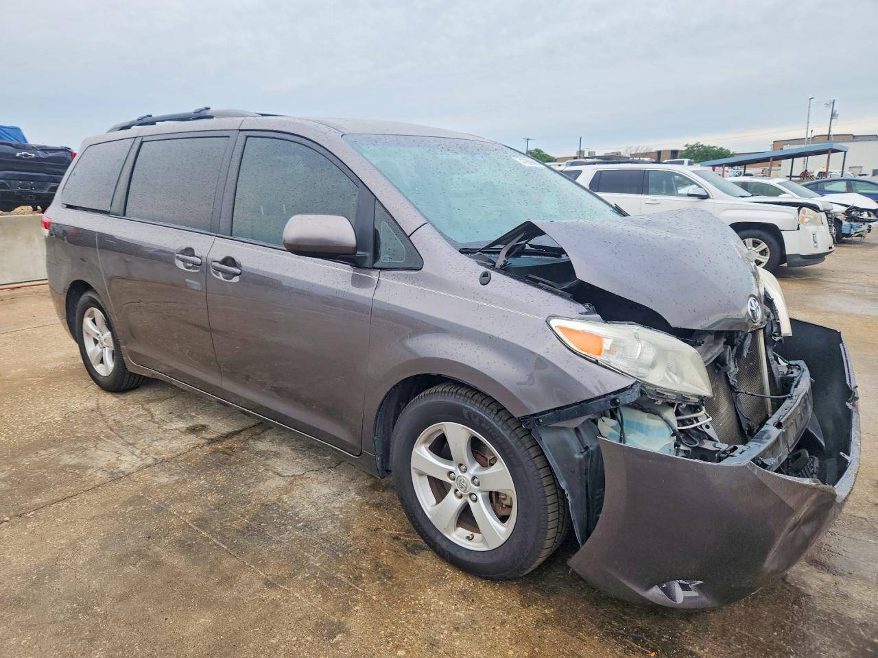 2013 TOYOTA SIENNA LE 8-PASSENGER photo 7