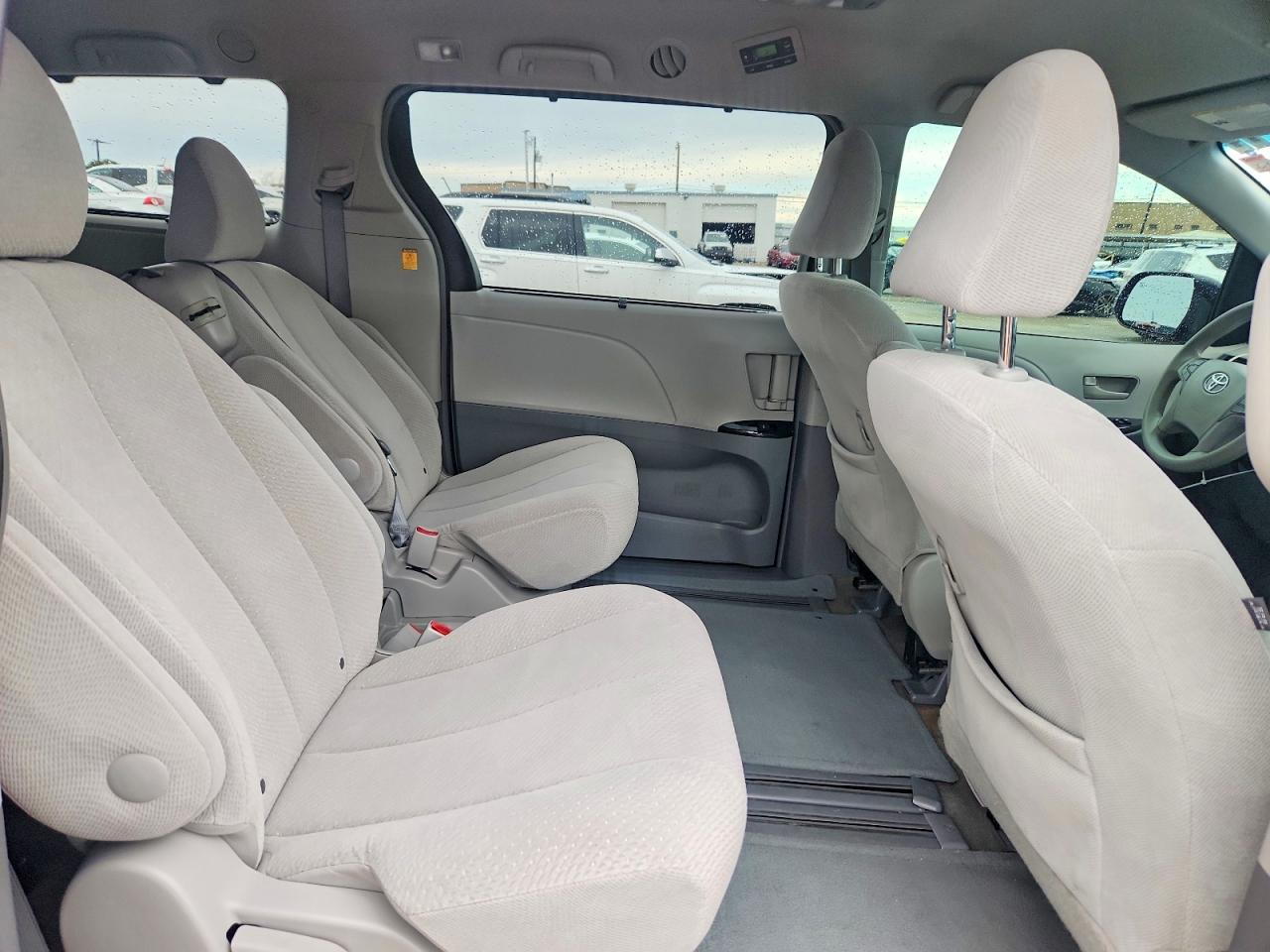 2013 TOYOTA SIENNA LE 8-PASSENGER photo 21