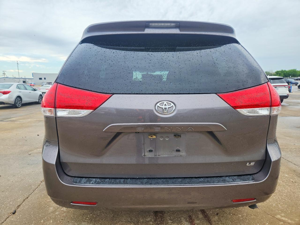 2013 TOYOTA SIENNA LE 8-PASSENGER photo 11