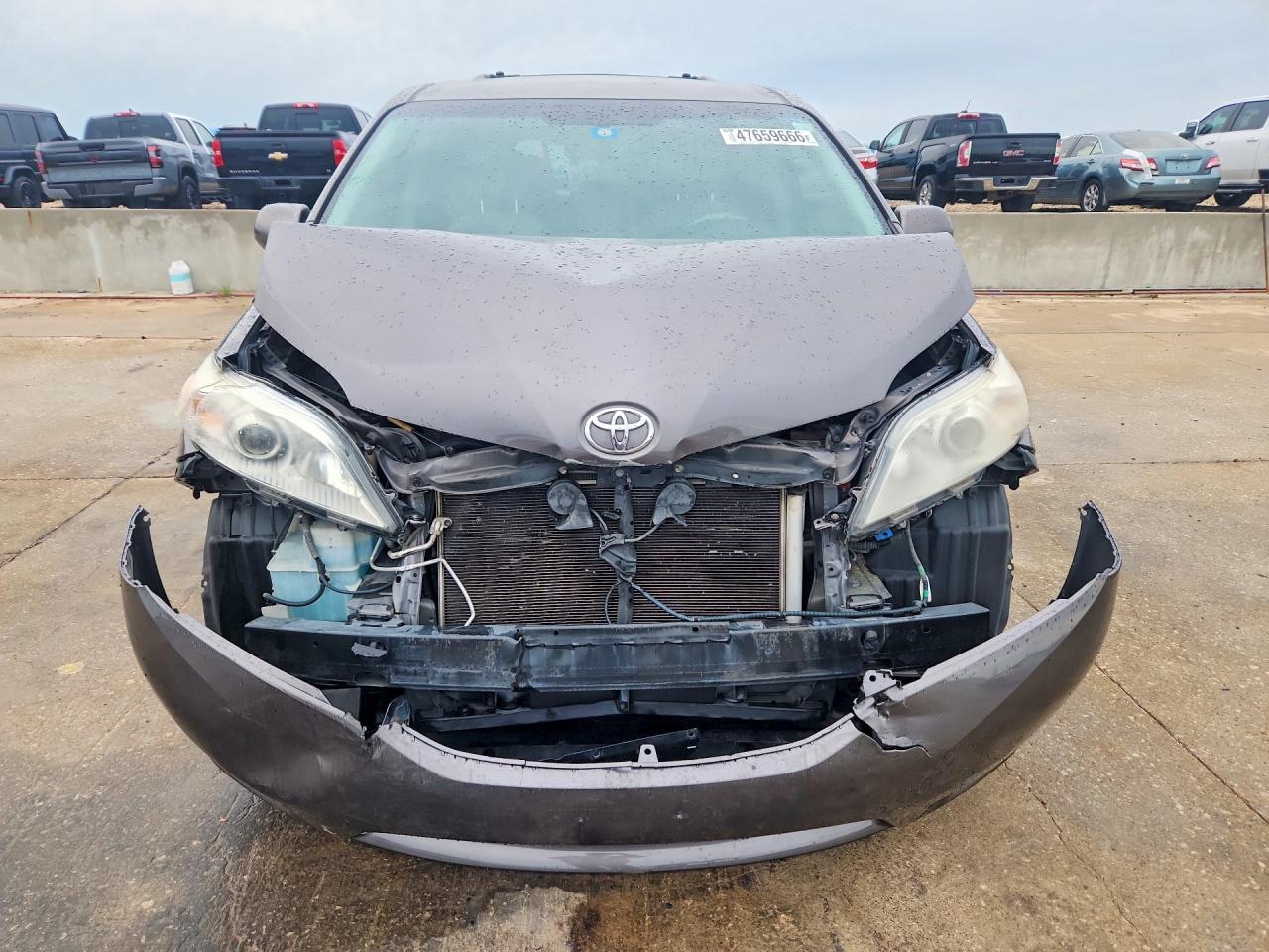 2013 TOYOTA SIENNA LE 8-PASSENGER photo 9