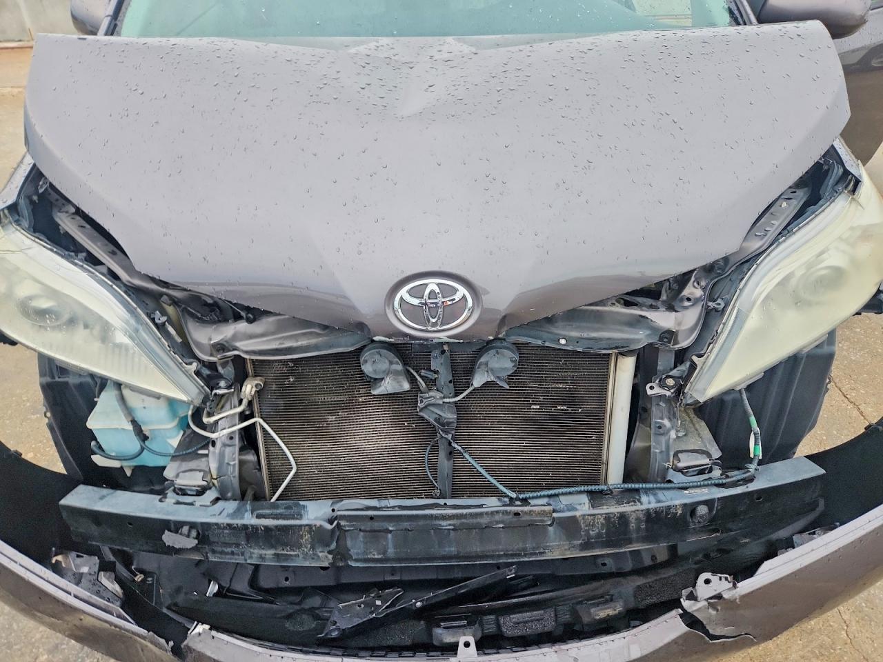 2013 TOYOTA SIENNA LE 8-PASSENGER photo 23