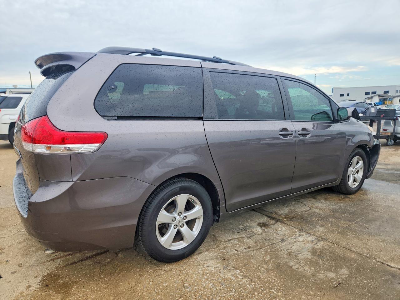 2013 TOYOTA SIENNA LE 8-PASSENGER photo 5