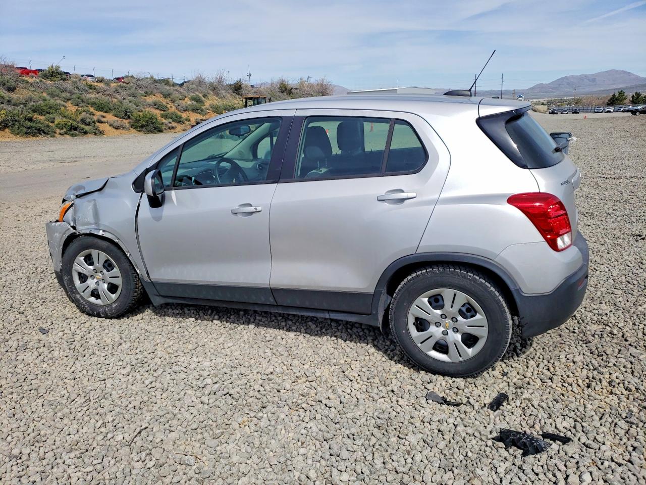 2015 CHEVROLET TRAX LS photo 2