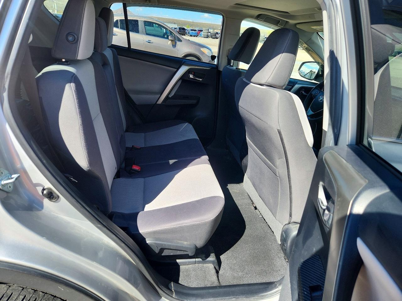2015 TOYOTA RAV4 XLE photo 19