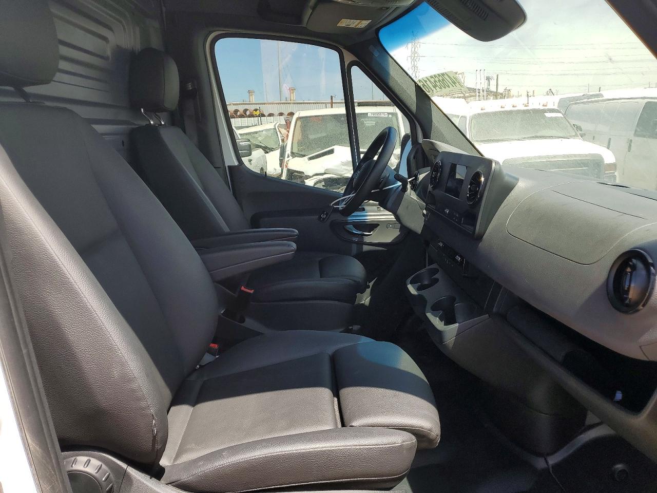 2024 MERCEDES-BENZ SPRINTER 2500 photo 5