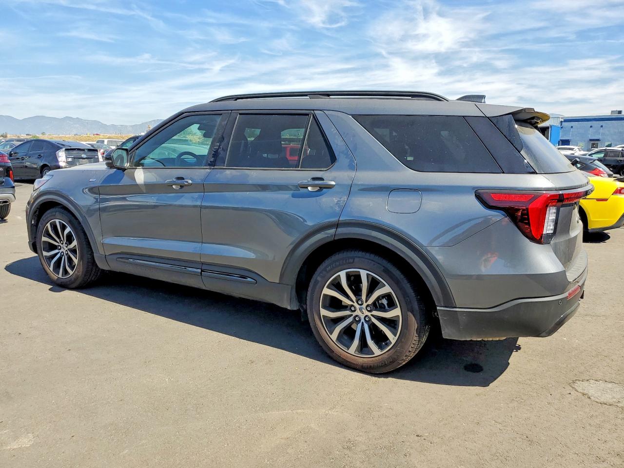 2025 FORD EXPLORER ST-LINE photo 4