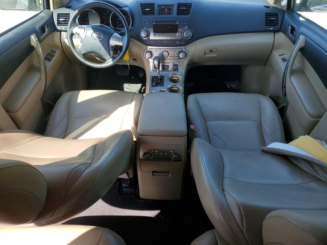 2012 TOYOTA HIGHLANDER SE photo 8
