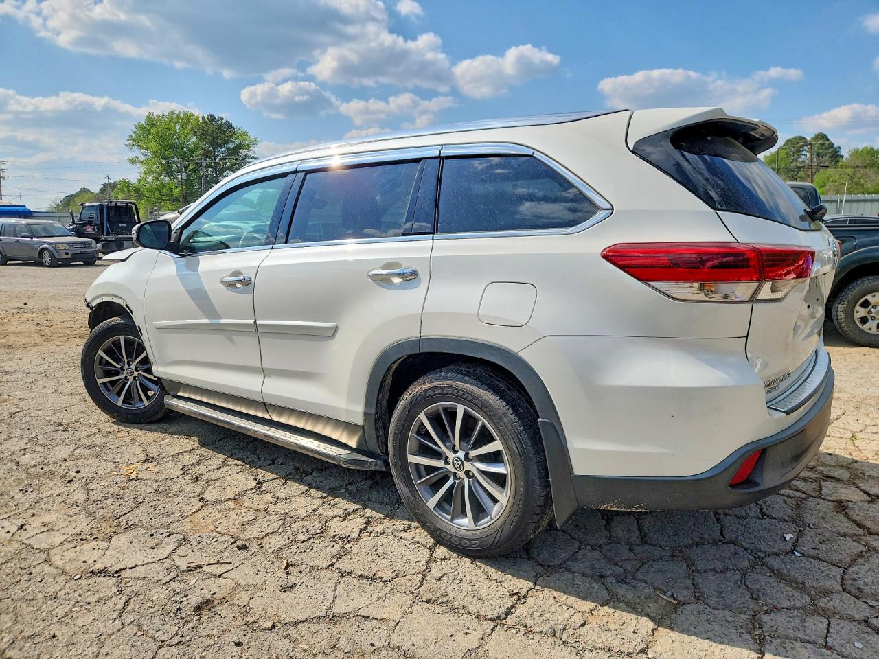 2019 TOYOTA HIGHLANDER XLE photo 3