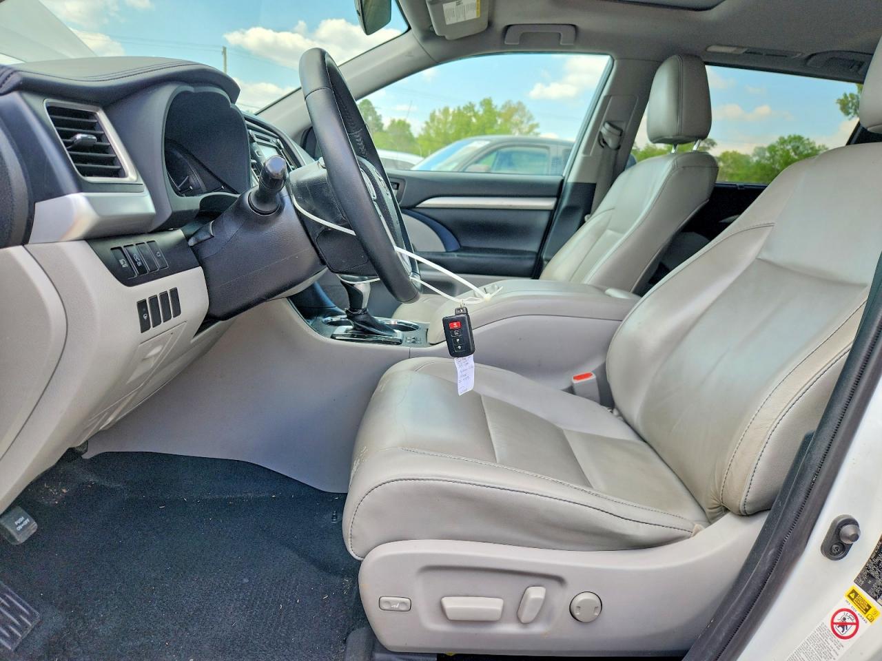 2019 TOYOTA HIGHLANDER XLE photo 13