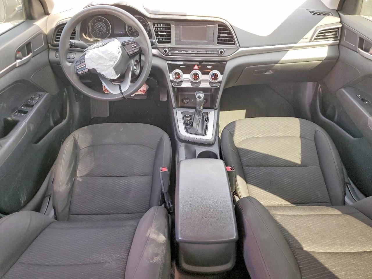 2019 HYUNDAI ELANTRA photo 8