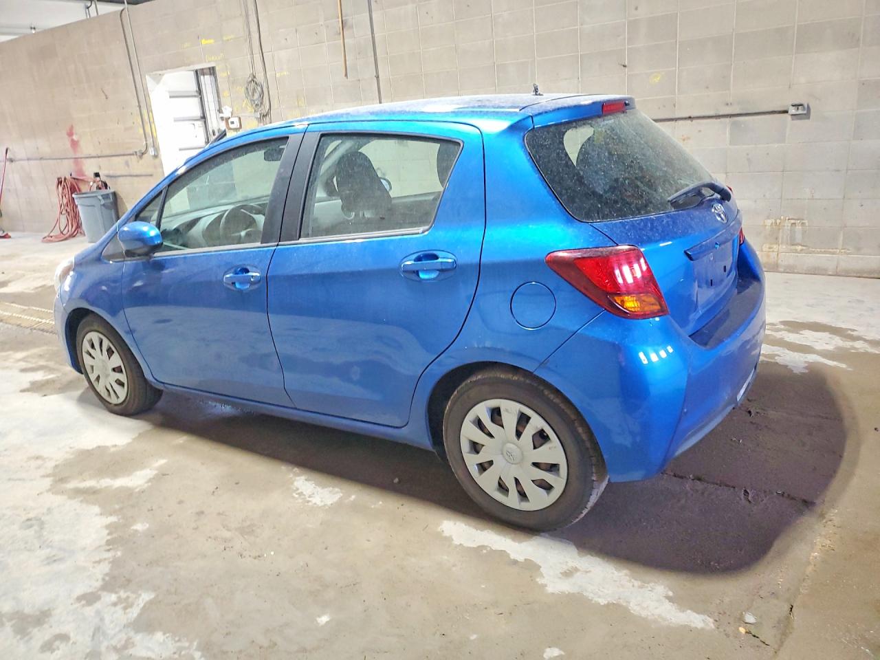 2016 TOYOTA YARIS 5-DOOR L photo 2