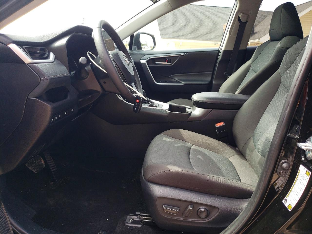2025 TOYOTA RAV4 XLE photo 7
