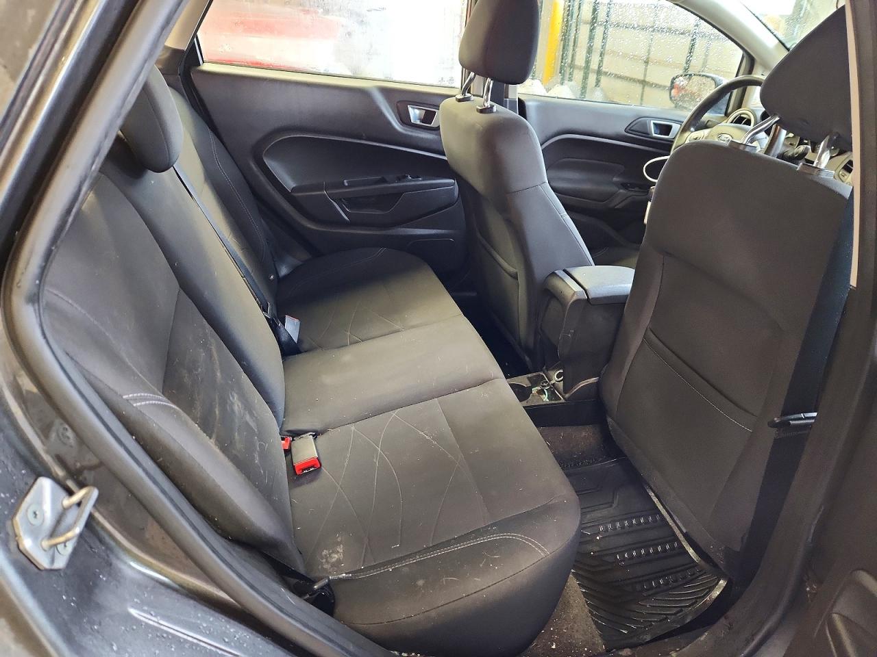 2016 FORD FIESTA SE photo 28