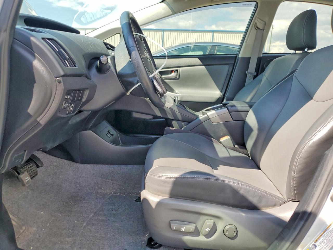 2015 TOYOTA PRIUS FOUR photo 13