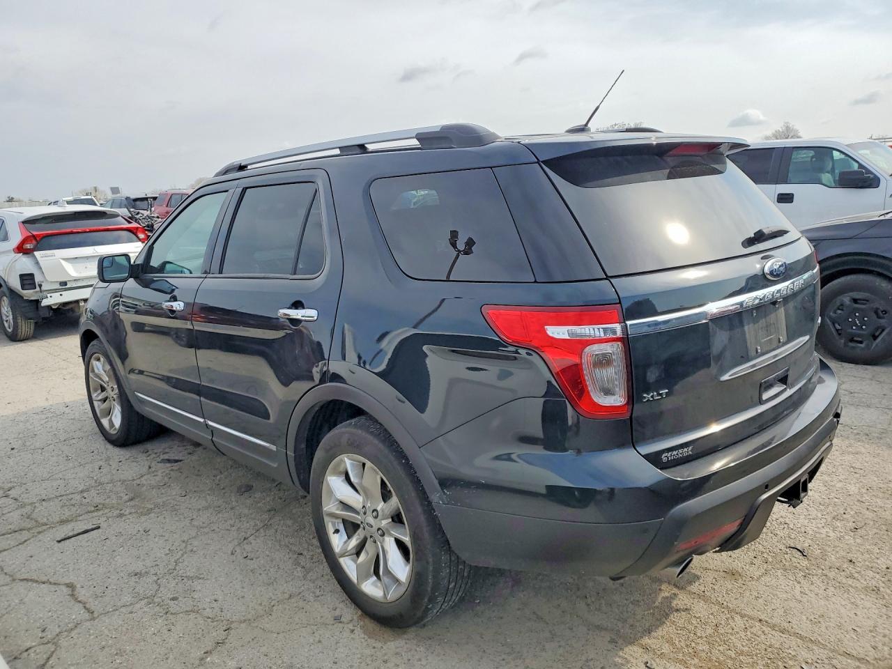 2015 FORD EXPLORER XLT photo 4
