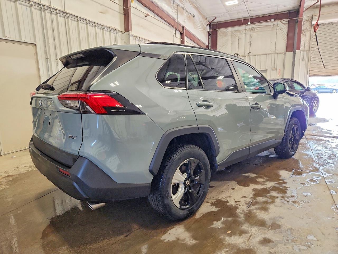2021 TOYOTA RAV4 XLE photo 5