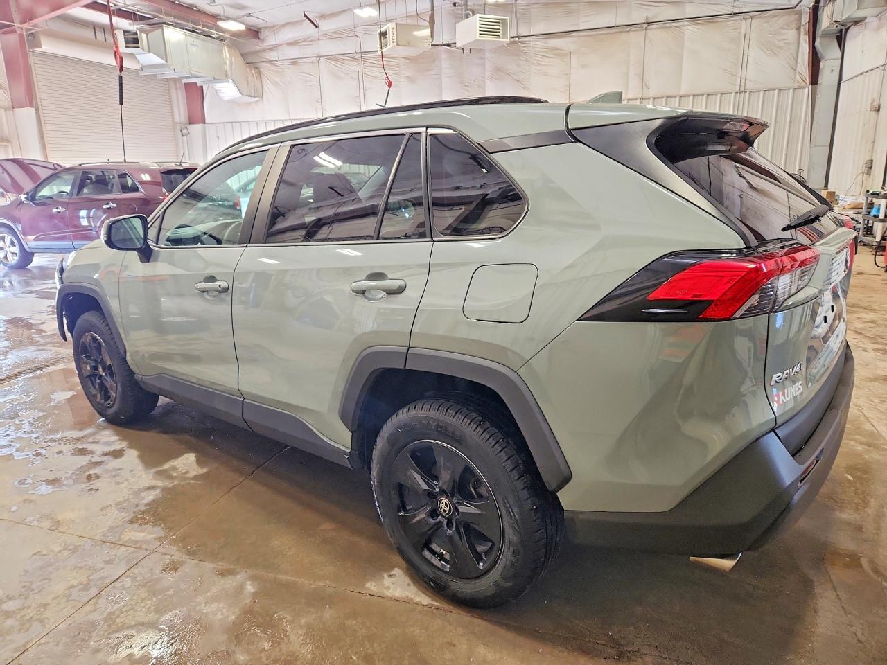 2021 TOYOTA RAV4 XLE photo 3