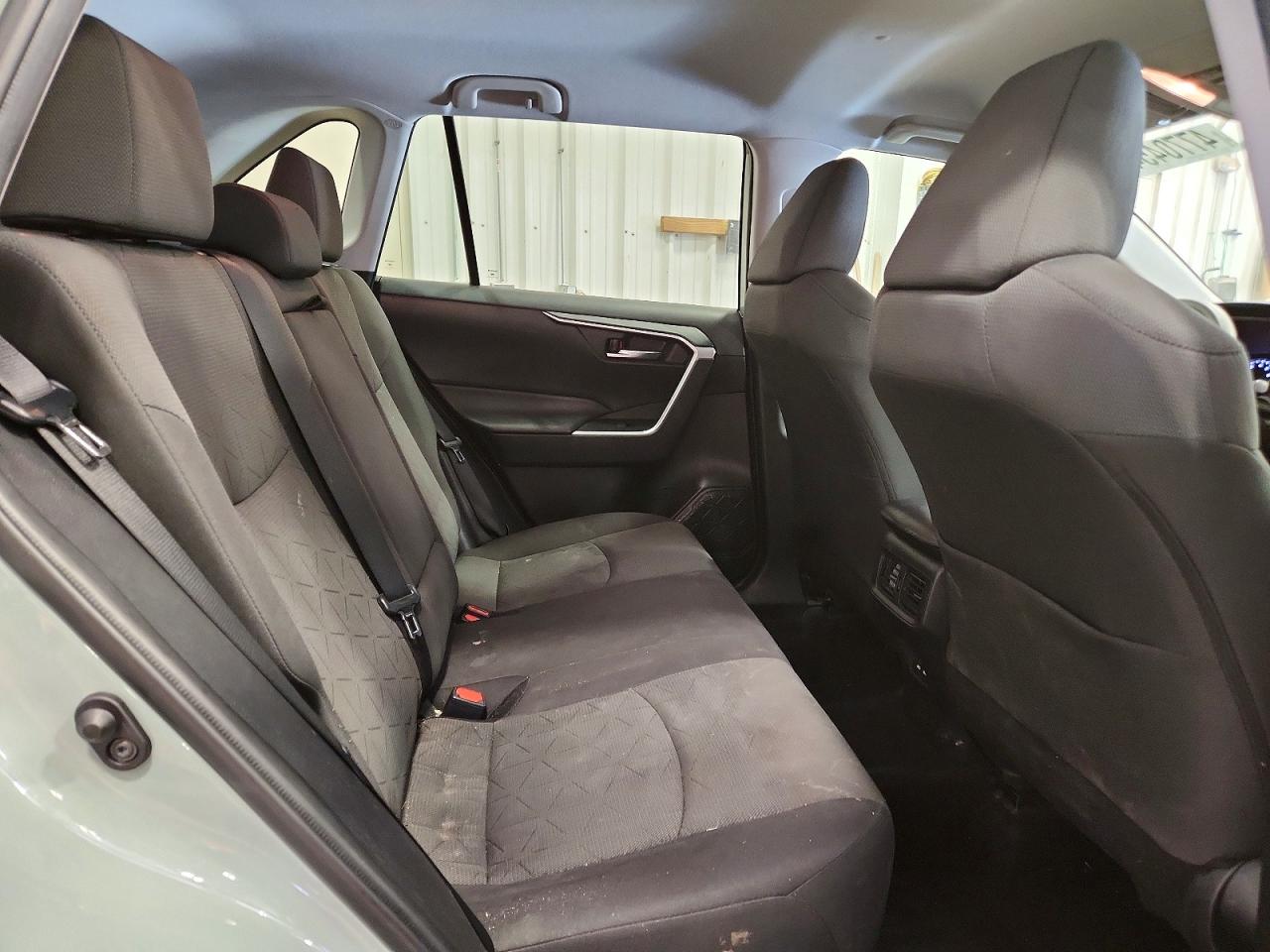 2021 TOYOTA RAV4 XLE photo 19