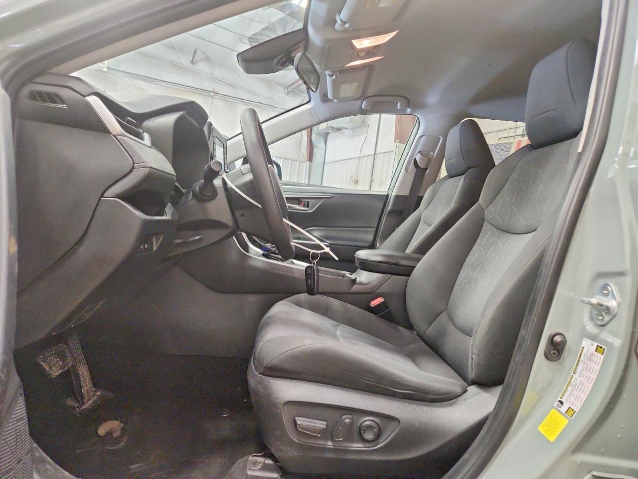 2021 TOYOTA RAV4 XLE photo 13