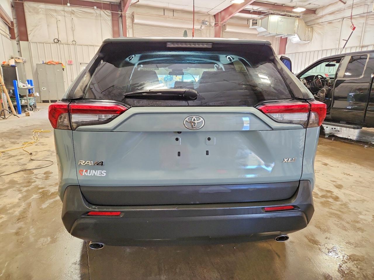 2021 TOYOTA RAV4 XLE photo 11