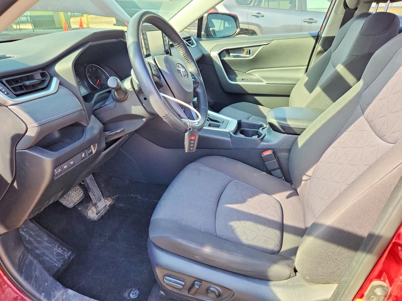 2021 TOYOTA RAV4 XLE photo 13