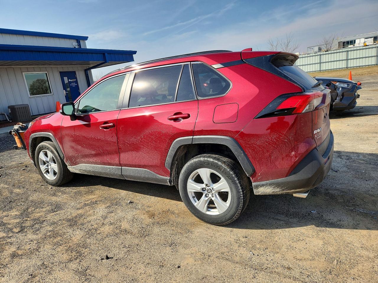 2021 TOYOTA RAV4 XLE photo 3