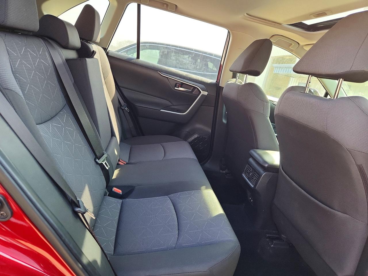 2021 TOYOTA RAV4 XLE photo 19