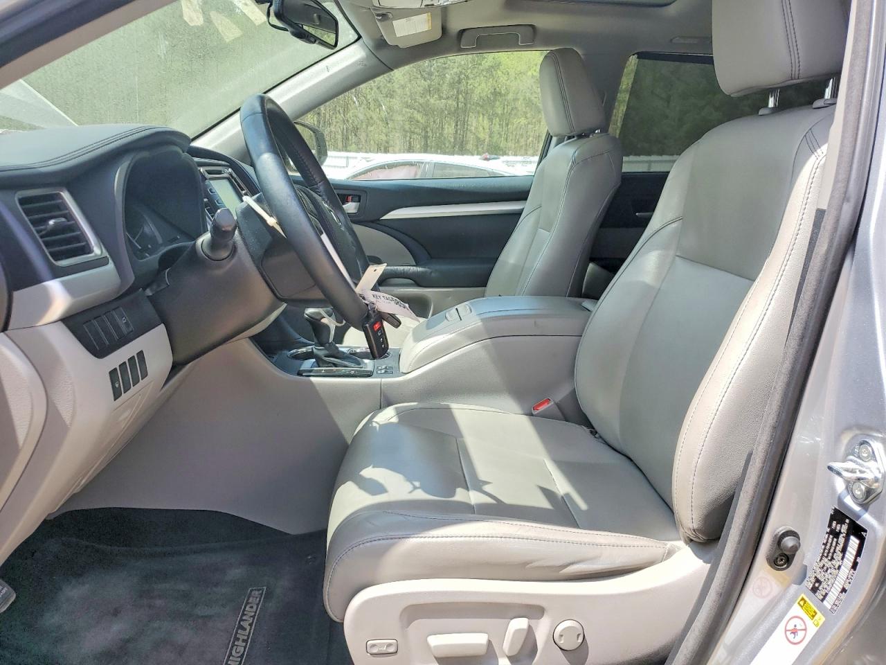 2016 TOYOTA HIGHLANDER XLE photo 19